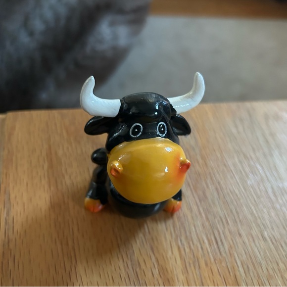 Bull Resin Figure - Super cute and lovely details - great decorative collectable - Picture 3 of 8